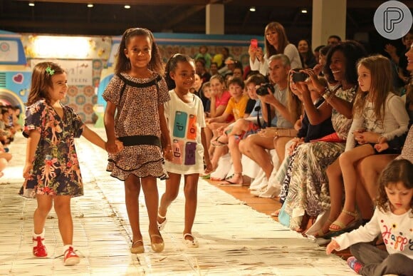 Gloria Maria ficou orgulhosa de ver a performance das filhas Maria e Laura na passarela 