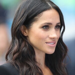 'Minha rotina é muito simples. Touche Éclat, cílios enrolados, rímel, chapstick (protetor labial), e um pouco de blush', disse Meghan Markle