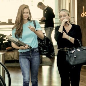 Marina Ruy Barbosa usou um look casual composto por t-shirt, calça jeans e tênis 