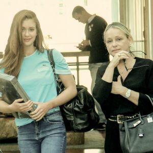 Marina Ruy Barbosa passeou com a mãe, Gioconda, em um shopping na Barra da Tijuca, Zona Oeste do Rio, nesta sexta-feira, 13 de julho de 2018