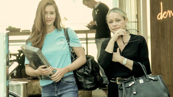 Look casual: Marina Ruy Barbosa usa t-shirt e jeans em passeio com a mãe. Fotos!