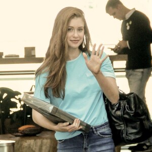 Marina Ruy Barbosa acenou para o paparazzo ao notar que estava sendo fotografada