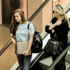 Marina Ruy Barbosa esteve com a mãe, Gioconda, em um shopping na Barra da Tijuca, Zona Oeste do Rio