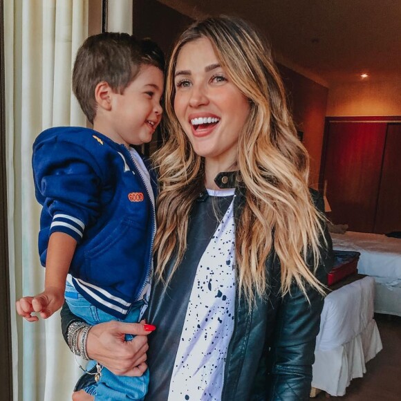 Aline Gotschalg falou sobre a dificuldade para ajudar o filho a dormir por mais tempo