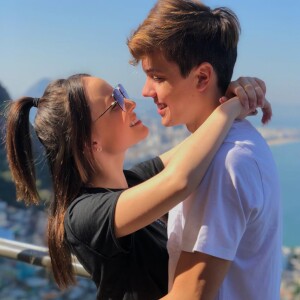 'Gosto de ir quanto tenho tempo porque é algo diferente, que eu não estou muito acostumada, vou sempre que eu tenho tempo. O Leo vai sempre, então ele acaba me puxando', disse Larissa Manoela sobre o namorado, Leo Cidade, a ajudar a persistir nos treinos