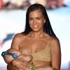 A modelo Mara Martin cruou a passarela do desfile da Sports Illustrated Swimsuit, em Miami, amamentando sua filha, Aria, de cinco meses de idade