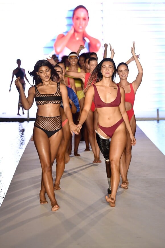 O desfile da Sports Illustrated Swimwear abordou a diversidade e o conceito "body positive"