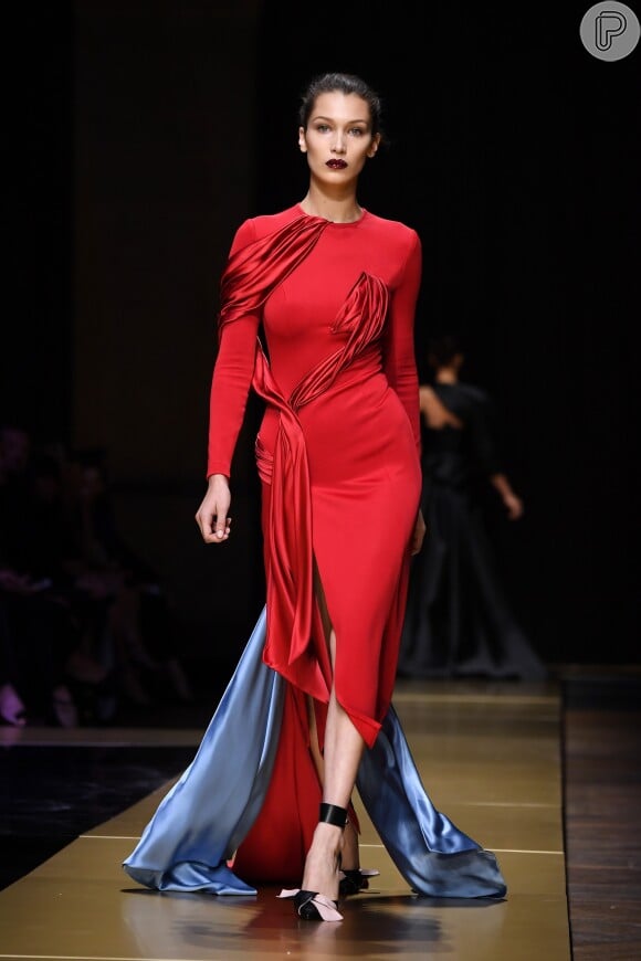 Parte da nova campanha da Versace, Bella Hadid fez parte do desfile da Atelier Versace, segmento de alta-costura da marca
