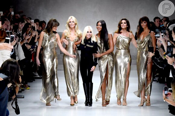 Donatella Versace entre tops dos anos 90 comemora os 40 anos da Versace. Campanha da marca conta com 54 modelos no casting