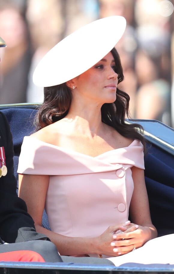 O look Carolina Herrera que a duquesa vestou no aniversário da rainha custou R$ 15.360