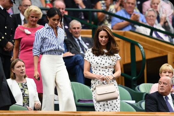 Guarda-roupa milionário: Meghan Markle usa calça e camisa Ralph Lauren para jogo de tênis em Wimbledon