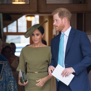 O vestido verde-oliva usado por Markle para o batizado do príncipe Louis é Ralph Lauren