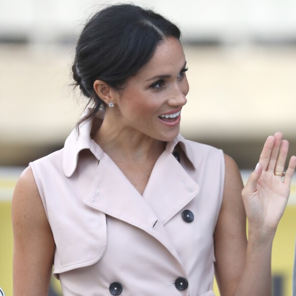 Guarda-roupa milionário: Meghan Markle usou vestido-trench da marca House of Nonie, a peça custa R$ 3,2 mil no site da marca