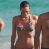 Bruna Marquezine exibiu corpo sequinho em praia com amiga