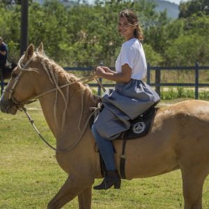 Bruna Marquezine filmou os bastidores das cenas da novela 'Deus Salve o Rei' enquanto andava a cavalo nesta quarta-feira, dia 18 de julho de 2018