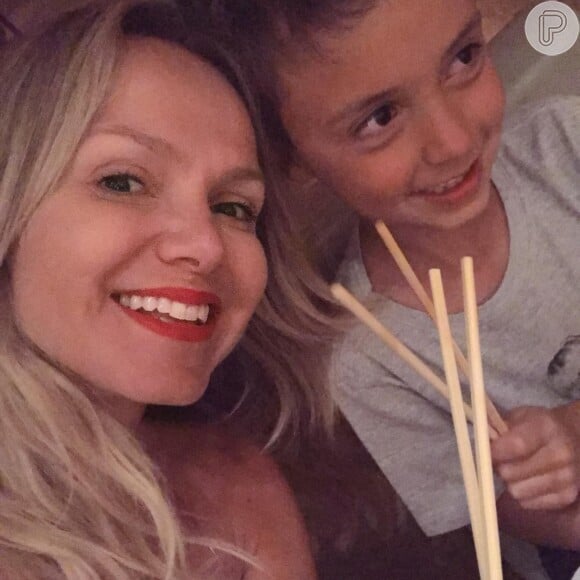 Eliana mostrou foto em um restaurante com o filho, Arthur, durante a viagem à Miami