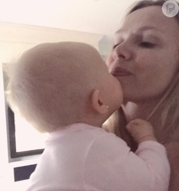 Eliana ganhou beijo da filha, Manuela, durante a viagem aos Estados Unidos