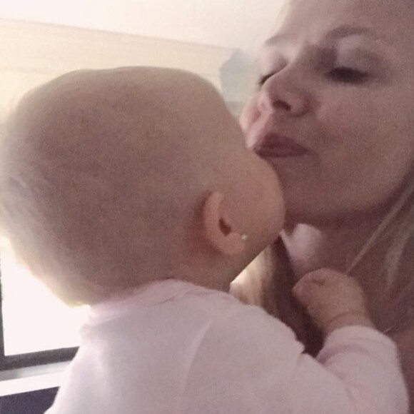 Eliana ganhou beijo da filha, Manuela, durante a viagem aos Estados Unidos