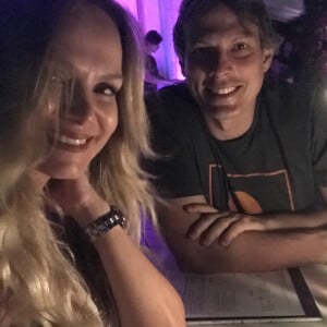 Eliana exibiu uma foto com o noivo, o diretor Adriano Ricco, na viagem aos Estados Unidos