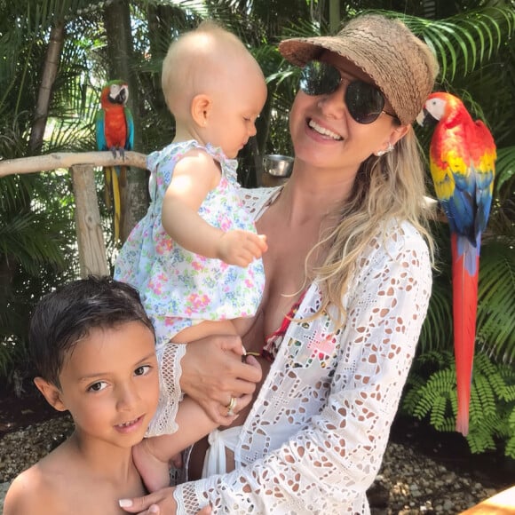 Eliana se despediu da viagem aos Estados Unidos com uma foto fofa com os filhos, Arthur e Manuela, nesta quarta-feira, 18 de julho de 2018