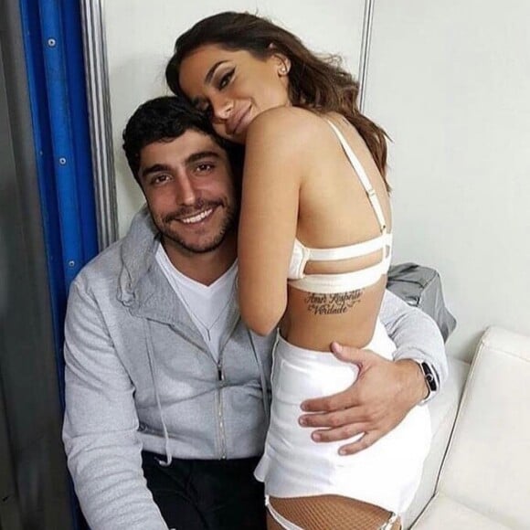 Anitta e o marido, Thiago Magalhães, fazem casamento caipira em festa julina