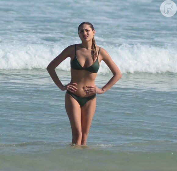 Sasha Meneghel exibiu a boa forma de biquíni ao curtir praia com o namorado, Bruno Montaleone