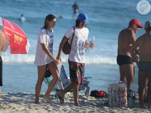 Sasha Meneghel e Bruno Montaleone aproveitaram uma praia do Rio de Janeiro no final de semana