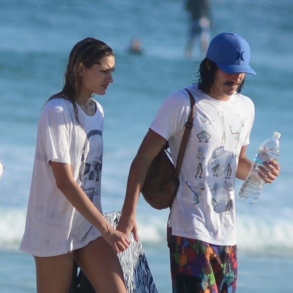 Sasha Meneghel e Bruno Montaleone aproveitaram uma praia do Rio de Janeiro no final de semana