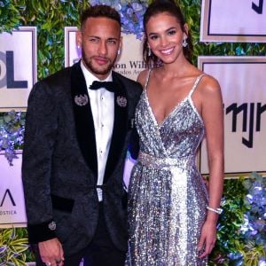 Com looks Dolce & Gabbana, Bruna Marquezine elege malha com cristal e Neymar usa seda com veludo