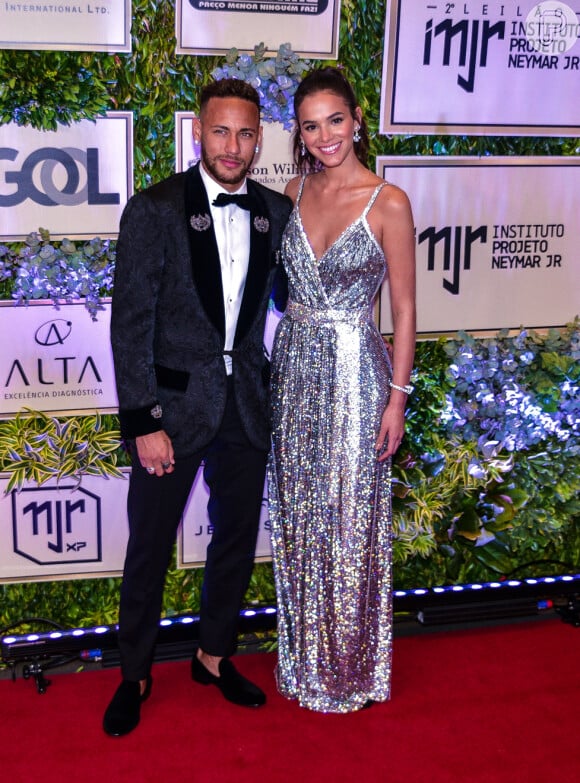 Com looks Dolce & Gabbana, Bruna Marquezine elege malha com cristal e Neymar usa seda com veludo