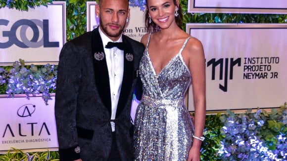 Casal D&G: Bruna Marquezine elege malha com cristal e Neymar usa seda com veludo