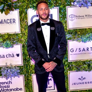 Neymar apostou em um smoking Dolce & Gabbana