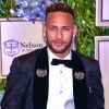 Neymar usou smoking de seda brocada com veludo e coroas bordadas