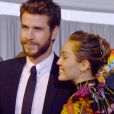 Uma fonte do 'E!' garantiu que Liam Hemsworth e Miley Cyrus seguem firmes e fortes