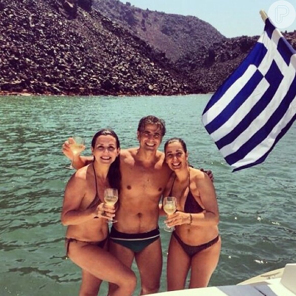 Após fim de 'Em Família', Reynaldo Gianecchini passa férias na Grécia ao lado de amigas