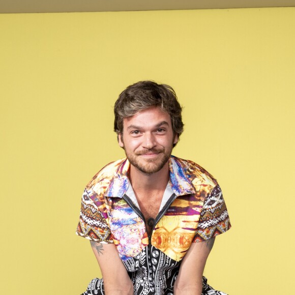 Emilio Dantas não se considera consumista e prioriza gastos com experiências: 'Nunca tive grandes desejos de consumo. Desde moleque, queria apenas ter dinheiro para ir ao show que eu quisesse, onde quer que fosse'
