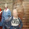Outra entusiasta da causa é a estilista Vivienne Westwood; em evento em Berlim a desginer fez um apelo "Não comprem nada!"