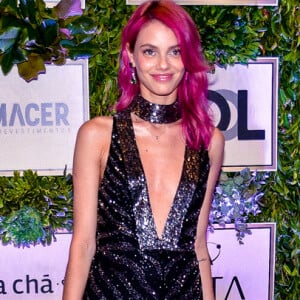 Laura Neiva exibiu cabelo pink no leilão beneficente do Instituto Neymar Jr.