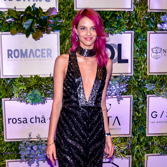Laura Neiva exibiu cabelo pink no leilão beneficente do Instituto Neymar Jr.