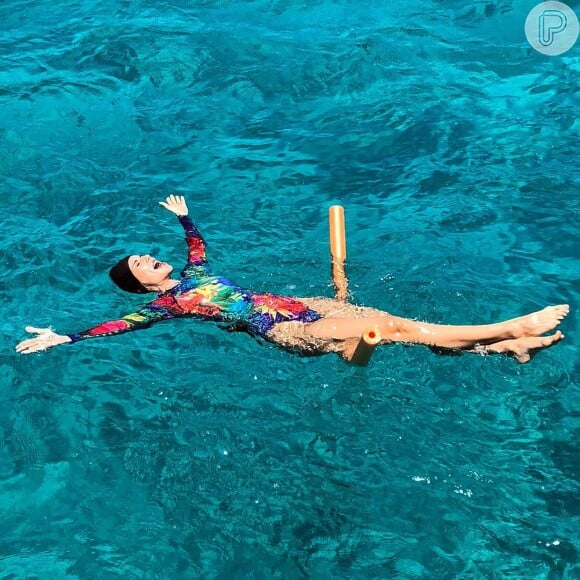Ana Furtado curtiu momentos no mar, mas afirmou que, por causa do câncer, só podia pegar dez minutos de sol por dia
