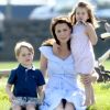 Kate Middleton foi fotografada em um parque com os filhos George e Charlotte