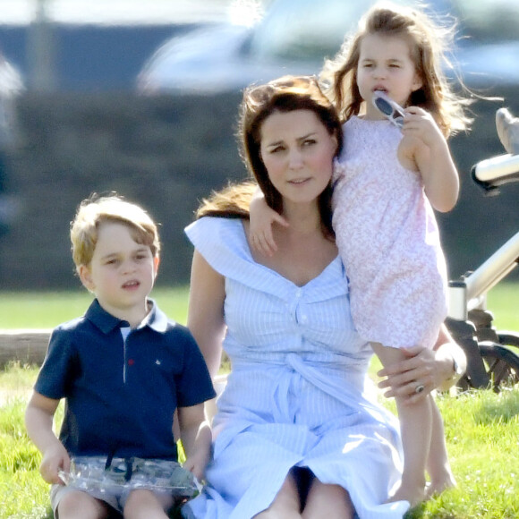 Kate Middleton foi fotografada em um parque com os filhos George e Charlotte