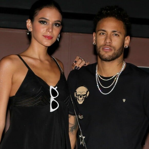 Bruna Marquezine e Neymar se divertiram com os brinquedos na festa de aniversário de Davi Lucca