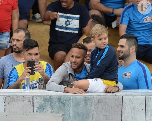 Neymar assistiu à final do Neymar Jr's Five com o filho, Davi Lucca