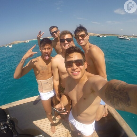 Por causa da cinta de proteção, Neymar não entrou no mar de Ibiza