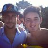 Neymar posa com fã durante férias em Ibiza, na Espanha
