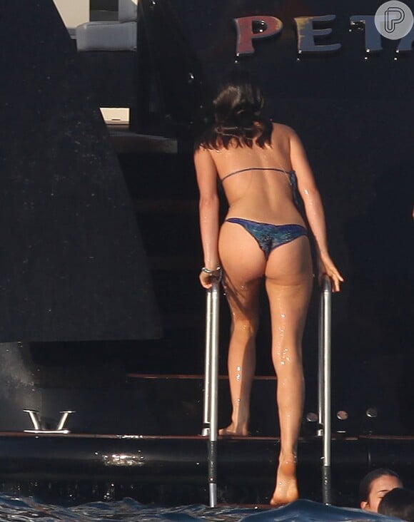 Bruna Marquezine exibiu boa forma durante passeio de barco no mar de Ibiza