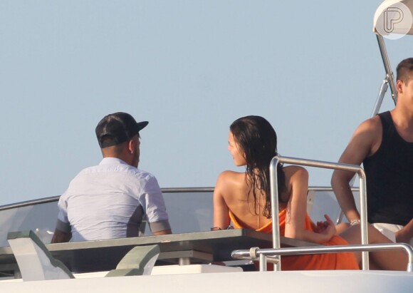 Neymar e Bruna Marquezine relaxaram no passeio de barco em Ibiza, na Espanha
