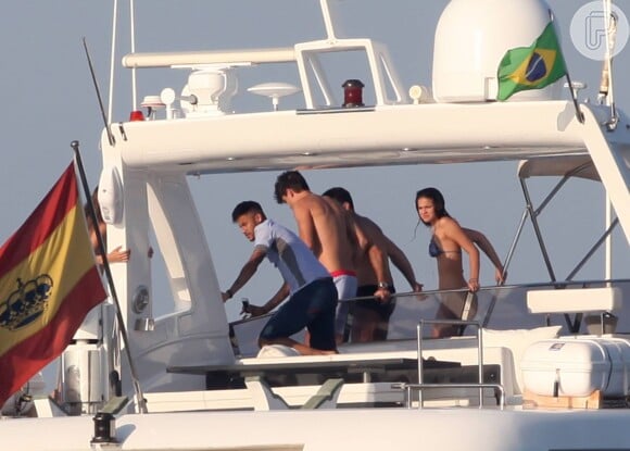 Neymar e Bruna Marquezine estavam acompanhados por amigos no passeio de barco