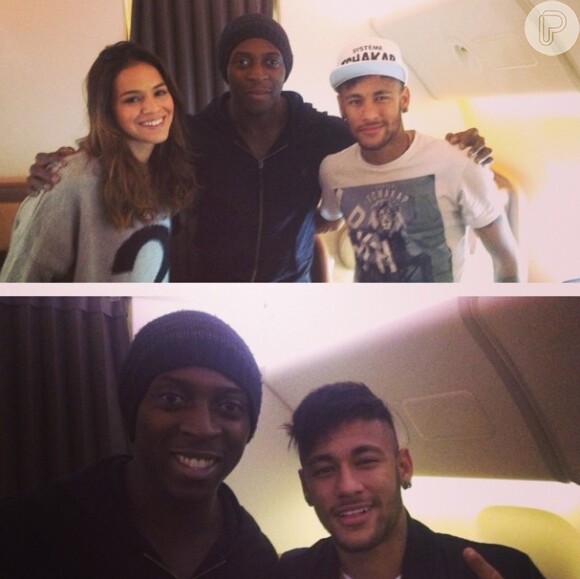 No voo do Brasil para a Espanha, Bruna Marquezine e Neymar também foram abordados por fãs